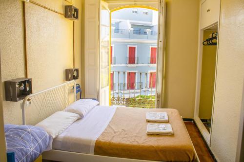 Cama en habitación compartida femenina de 2 camas con baño privado del hotel Sevilla One Centro. Foto 15