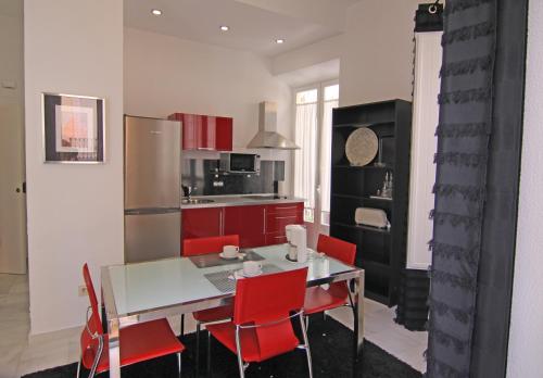 Estudio con balcón del hotel Living Sevilla Apartments Catedral. Foto 7