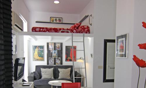 Estudio con balcón del hotel Living Sevilla Apartments Catedral. Foto 1