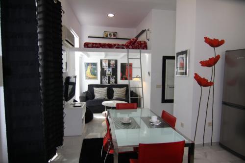 Estudio con balcón del hotel Living Sevilla Apartments Catedral. Foto 2