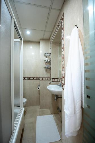Habitación Doble con baño privado - 1 o 2 camas del hotel La Muralla. Foto 6