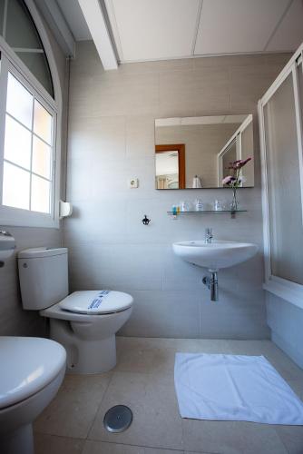 Habitación Doble con baño privado - 1 o 2 camas del hotel La Muralla. Foto 9