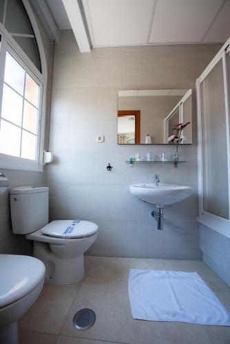 Habitación Doble con cama supletoria y baño privado - 2 camas del hotel La Muralla. Foto 4