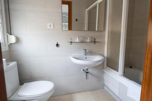 Habitación Doble con cama supletoria y baño privado - 2 camas del hotel La Muralla. Foto 6