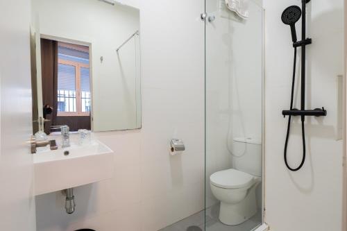 Habitación Doble Económica con baño privado - 1 cama doble del hotel La Muralla. Foto 2