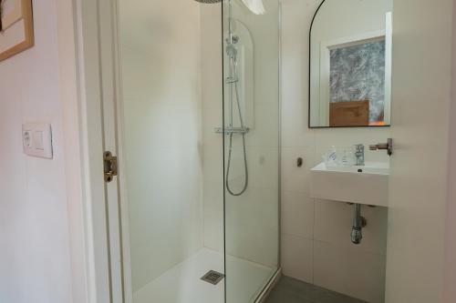 Habitación Doble Económica con baño privado - 1 cama doble del hotel La Muralla. Foto 4