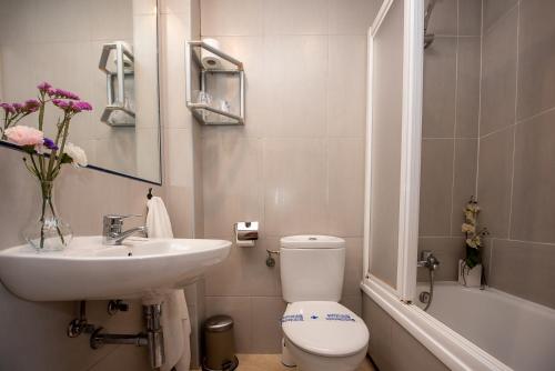 Habitación Individual con baño privado del hotel La Muralla. Foto 1