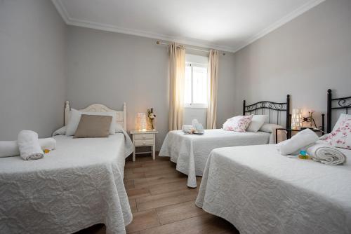 Habitación Triple con baño privado del hotel La Muralla. Foto 1