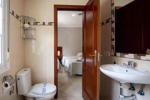 Habitación Triple con baño privado del hotel La Muralla. Foto 3