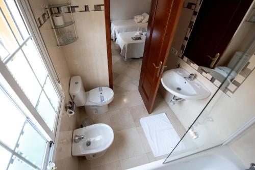 Habitación Triple con baño privado del hotel La Muralla. Foto 4