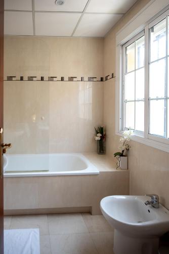 Habitación Triple con baño privado del hotel La Muralla. Foto 5