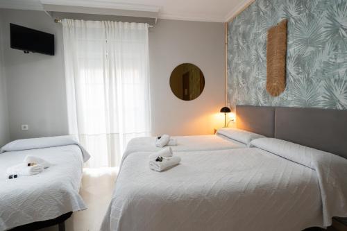 Habitación Triple con baño privado del hotel La Muralla. Foto 7