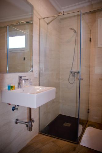 Habitación Triple con baño privado del hotel La Muralla. Foto 8