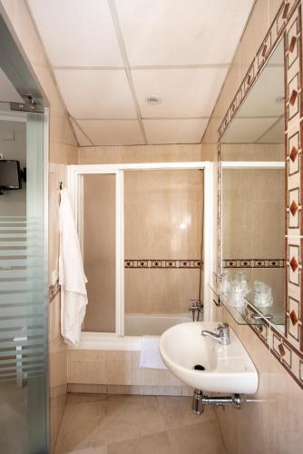 Habitación Doble con baño privado - 1 o 2 camas del hotel La Muralla. Foto 5