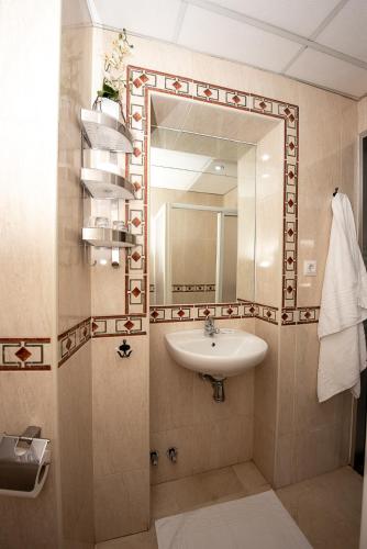 Habitación Doble con baño privado - 1 o 2 camas del hotel La Muralla. Foto 10