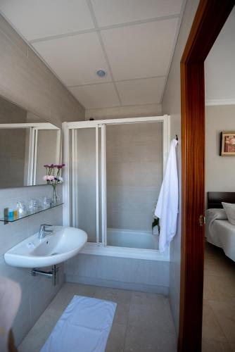 Habitación Doble con baño privado - 1 o 2 camas del hotel La Muralla. Foto 13