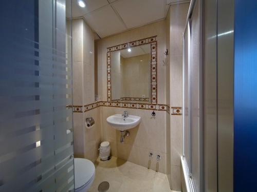 Habitación Doble con baño privado - 1 o 2 camas del hotel La Muralla. Foto 15