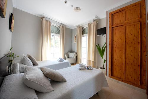 Habitación Doble con baño privado - 1 o 2 camas del hotel La Muralla. Foto 18