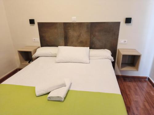 Habitación Doble con baño privado del hotel Pérez Montilla. Foto 9