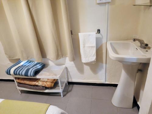 Habitación Individual con baño compartido del hotel Pérez Montilla. Foto 1