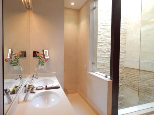 Habitación Deluxe con cama extragrande del hotel Boutique Corral Del Rey By Aluz Collection. Foto 2