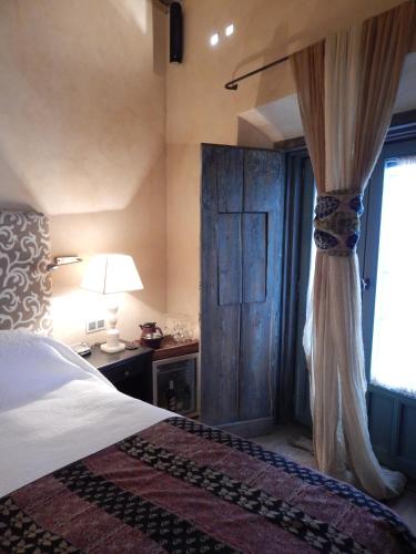 Habitación Deluxe con cama extragrande del hotel Boutique Corral Del Rey By Aluz Collection. Foto 4