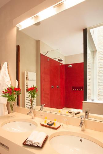 Habitación Deluxe con cama extragrande del hotel Boutique Corral Del Rey By Aluz Collection. Foto 5