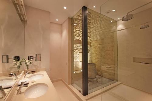 Habitación Deluxe con cama extragrande del hotel Boutique Corral Del Rey By Aluz Collection. Foto 9