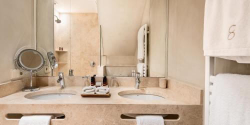 Habitación Deluxe con cama extragrande del hotel Boutique Corral Del Rey By Aluz Collection. Foto 11