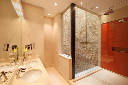 Habitación Deluxe con cama extragrande del hotel Boutique Corral Del Rey By Aluz Collection. Foto 13