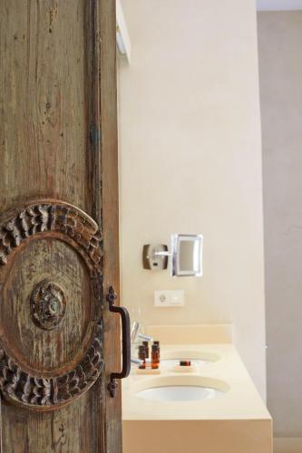 Habitación Deluxe con cama extragrande del hotel Boutique Corral Del Rey By Aluz Collection. Foto 14