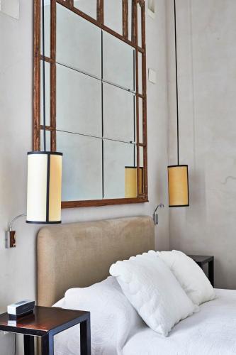 Habitación Deluxe con cama extragrande del hotel Boutique Corral Del Rey By Aluz Collection. Foto 15