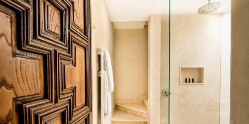 Habitación con cama extragrande y vistas a la piscina del hotel Boutique Corral Del Rey By Aluz Collection. Foto 3