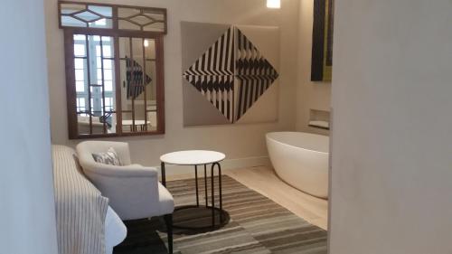 Habitación con cama extragrande y vistas a la piscina del hotel Boutique Corral Del Rey By Aluz Collection. Foto 1