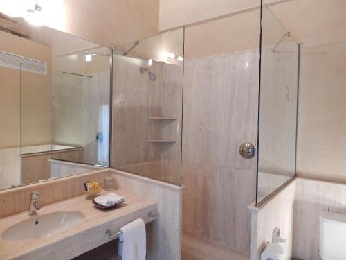 Habitación Doble Deluxe del hotel Boutique Corral Del Rey By Aluz Collection. Foto 3