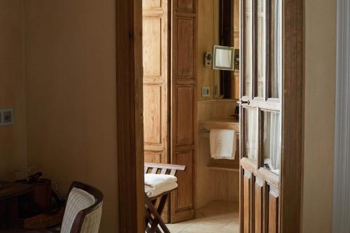 Habitación Doble Deluxe del hotel Boutique Corral Del Rey By Aluz Collection. Foto 7