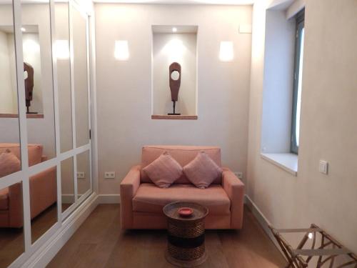 Habitación Deluxe con cama extragrande del hotel Boutique Corral Del Rey By Aluz Collection. Foto 7