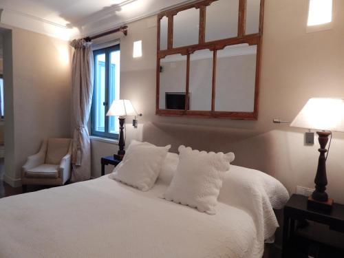 Habitación Deluxe con cama extragrande del hotel Boutique Corral Del Rey By Aluz Collection. Foto 8