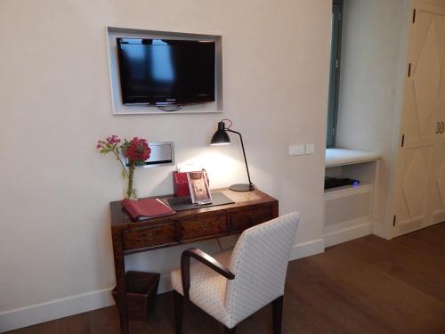 Habitación Deluxe con cama extragrande del hotel Boutique Corral Del Rey By Aluz Collection. Foto 13