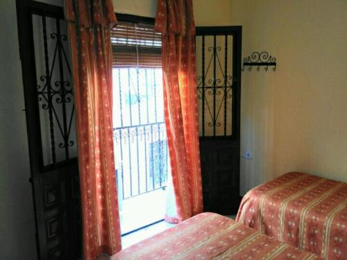 Habitación Doble con baño compartido - 2 camas del hotel La Montorena. Foto 1