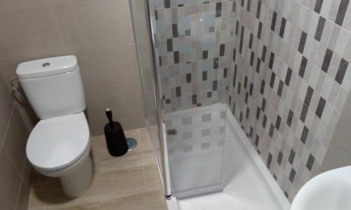 Habitación Triple con baño compartido del hotel La Montorena. Foto 1