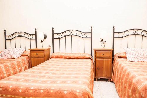 Habitación Triple con baño compartido del hotel La Montorena. Foto 2