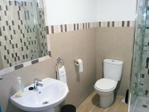 Habitación Familiar con baño privado del hotel La Montorena. Foto 1