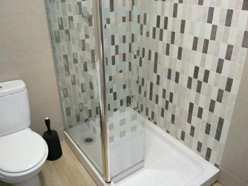 Habitación Familiar con baño privado del hotel La Montorena. Foto 3