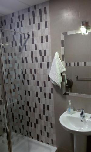 Habitación Familiar con baño privado del hotel La Montorena. Foto 5