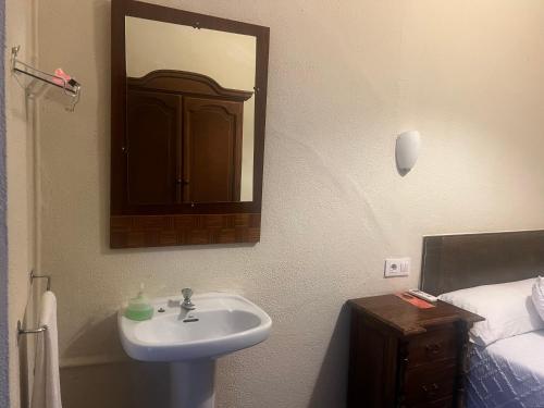 Habitación Doble con baño compartido del hotel Catedral. Foto 11