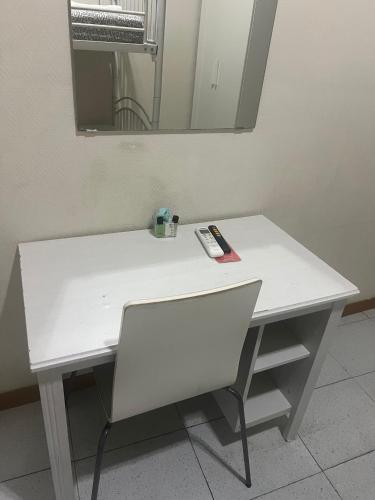 Habitación Doble con litera y baño compartido del hotel Catedral. Foto 13