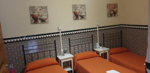 Habitación Triple con baño privado del hotel Catedral. Foto 2