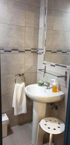 Habitación Familiar con baño compartido del hotel Catedral. Foto 2