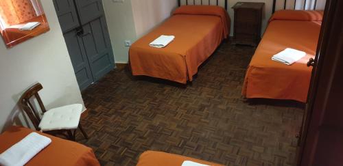 Habitación Familiar con baño compartido del hotel Catedral. Foto 5